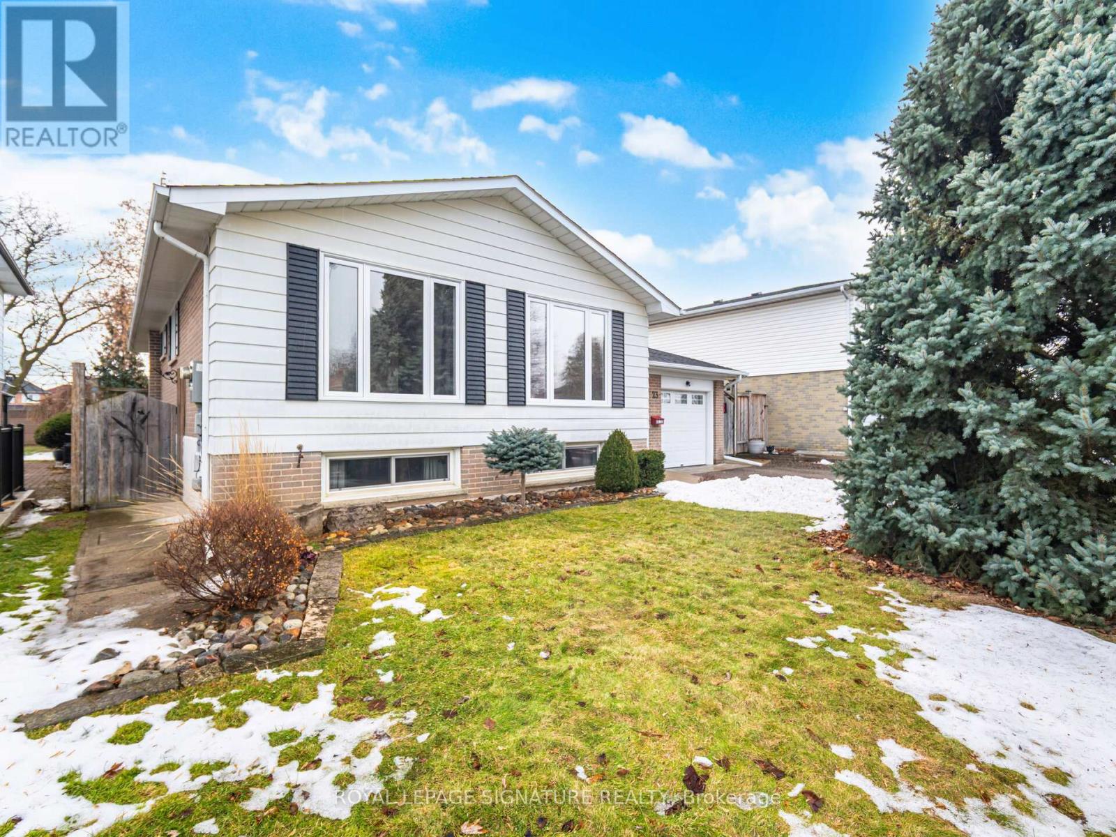 23 Caldwell Crescent, Brampton, Ontario  L6W 1A2 - Photo 2 - W12702434