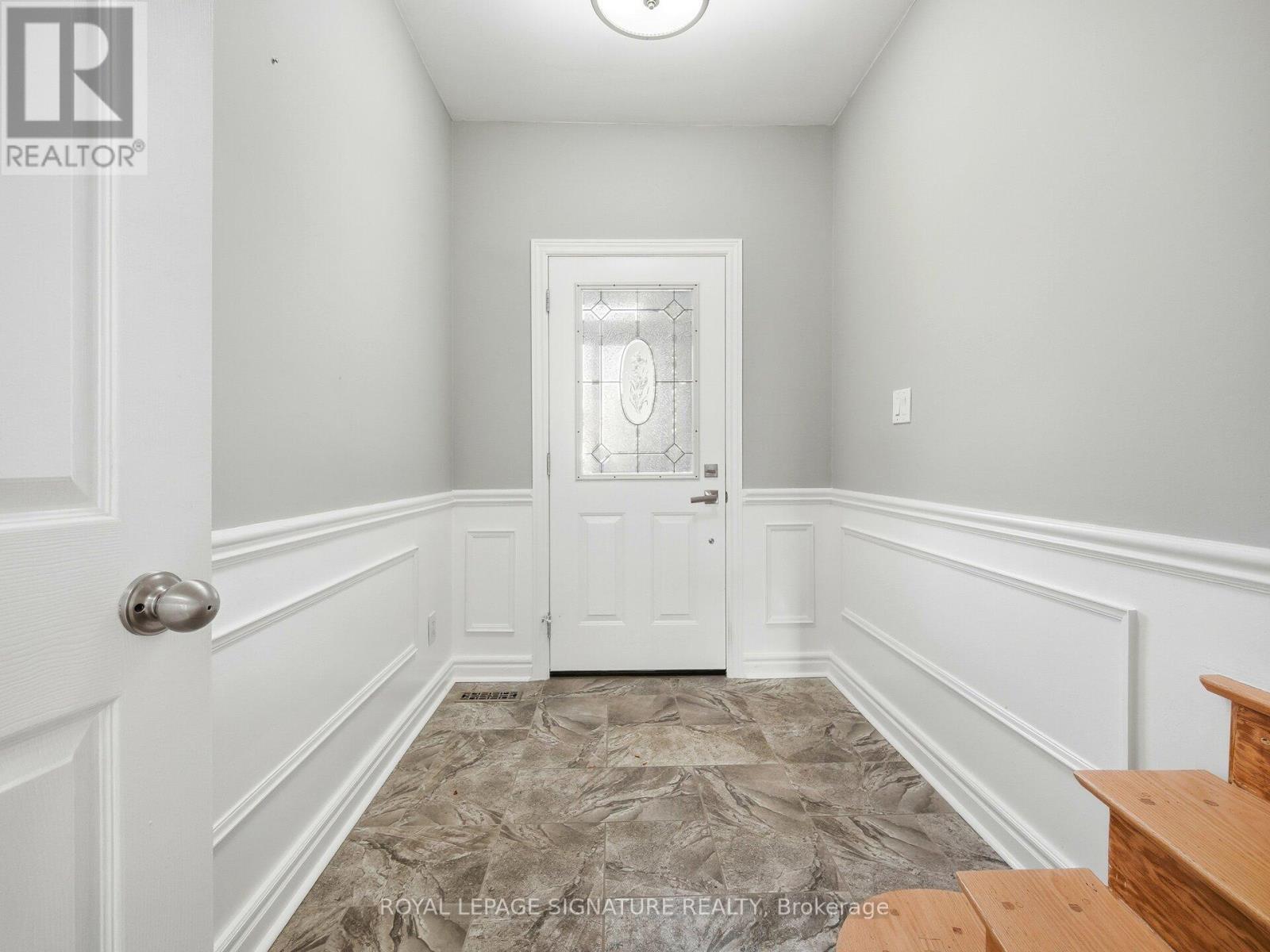 23 Caldwell Crescent, Brampton, Ontario  L6W 1A2 - Photo 4 - W12702434