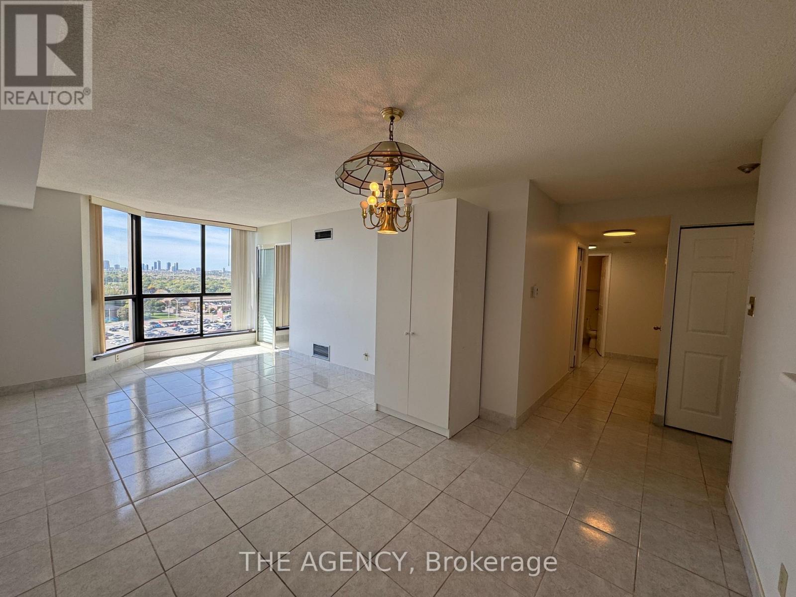 1104 - 1155 Bough Beeches Boulevard, Mississauga, Ontario  L4W 4N2 - Photo 3 - W12702450