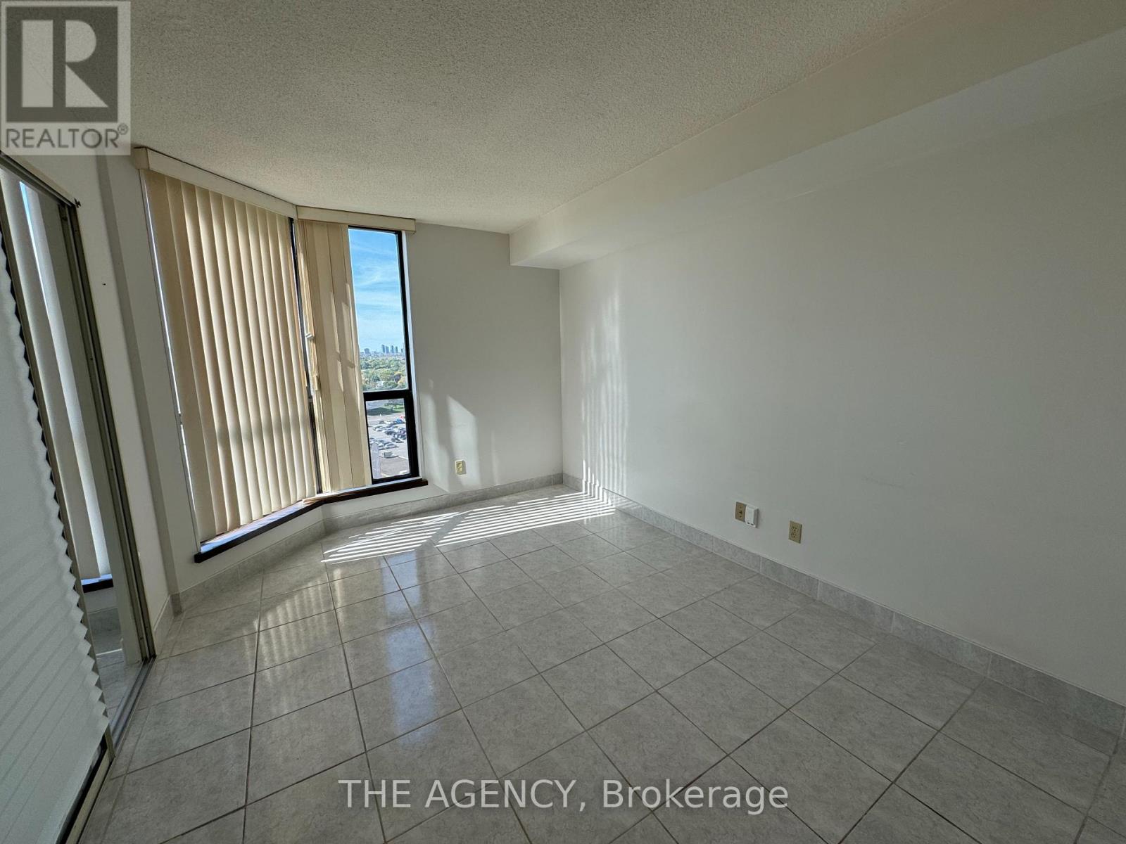 1104 - 1155 Bough Beeches Boulevard, Mississauga, Ontario  L4W 4N2 - Photo 5 - W12702450