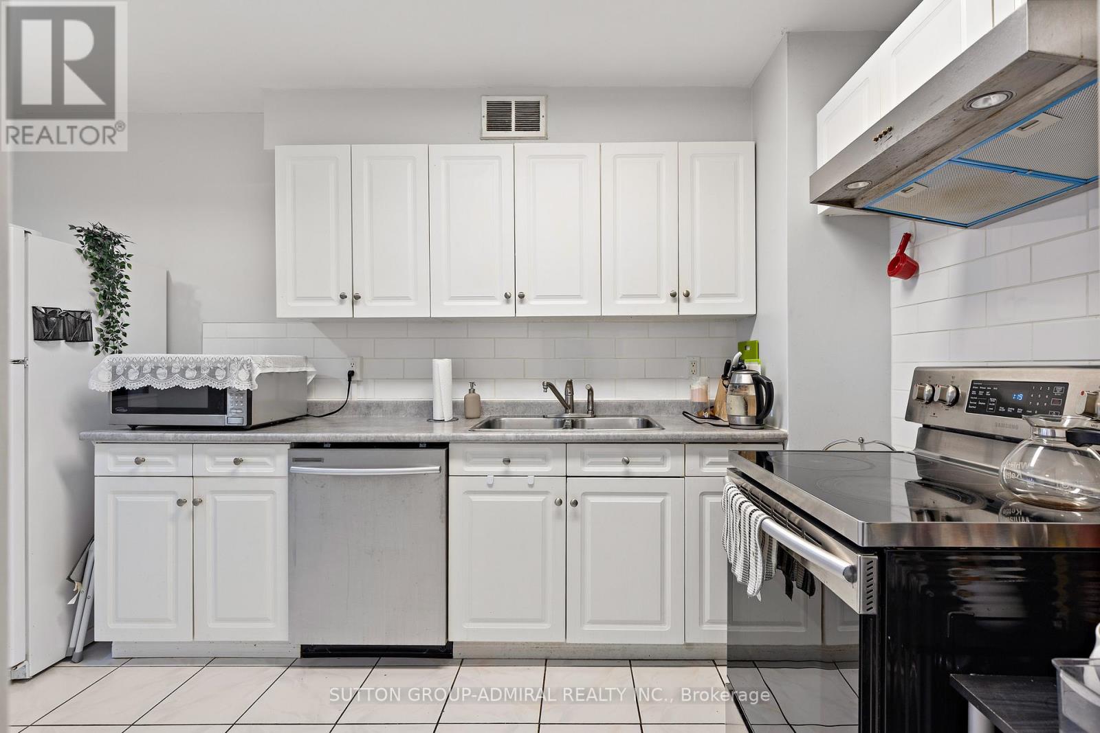 712 - 25 Four Winds Drive, Toronto, Ontario  M3J 1K8 - Photo 5 - W12702538