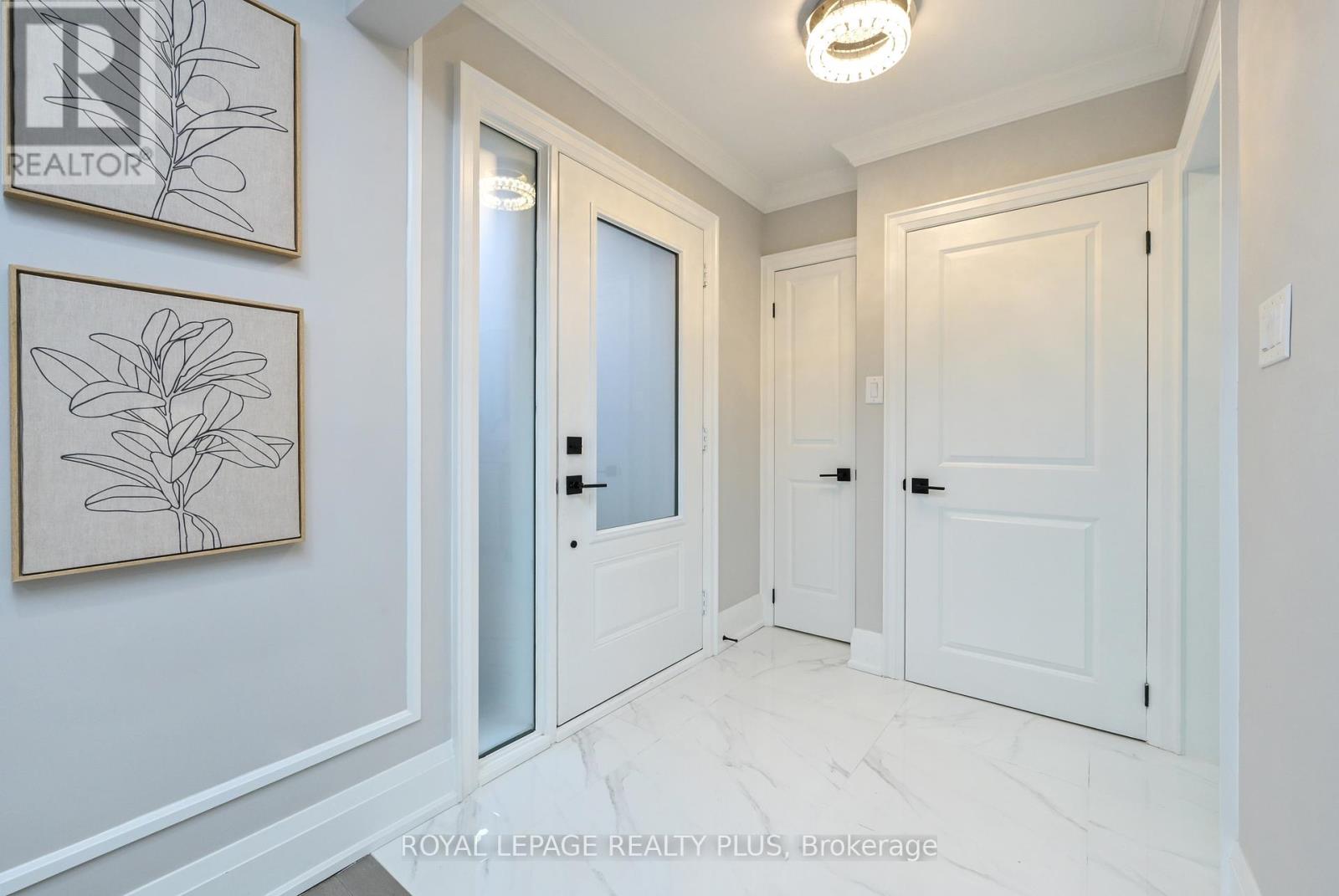 1316 Erinmore Drive, Mississauga, Ontario  L5C 1N7 - Photo 12 - W12702626