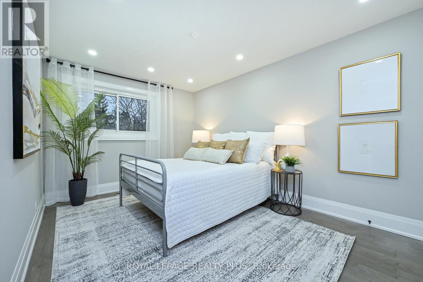 1316 Erinmore Drive, Mississauga, Ontario  L5C 1N7 - Photo 13 - W12702626