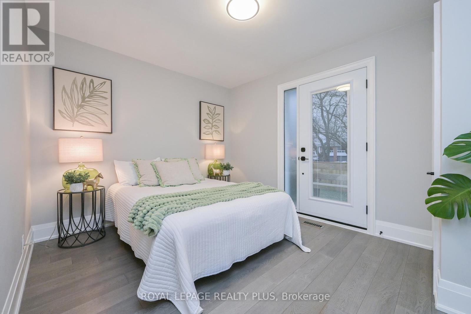 1316 Erinmore Drive, Mississauga, Ontario  L5C 1N7 - Photo 16 - W12702626