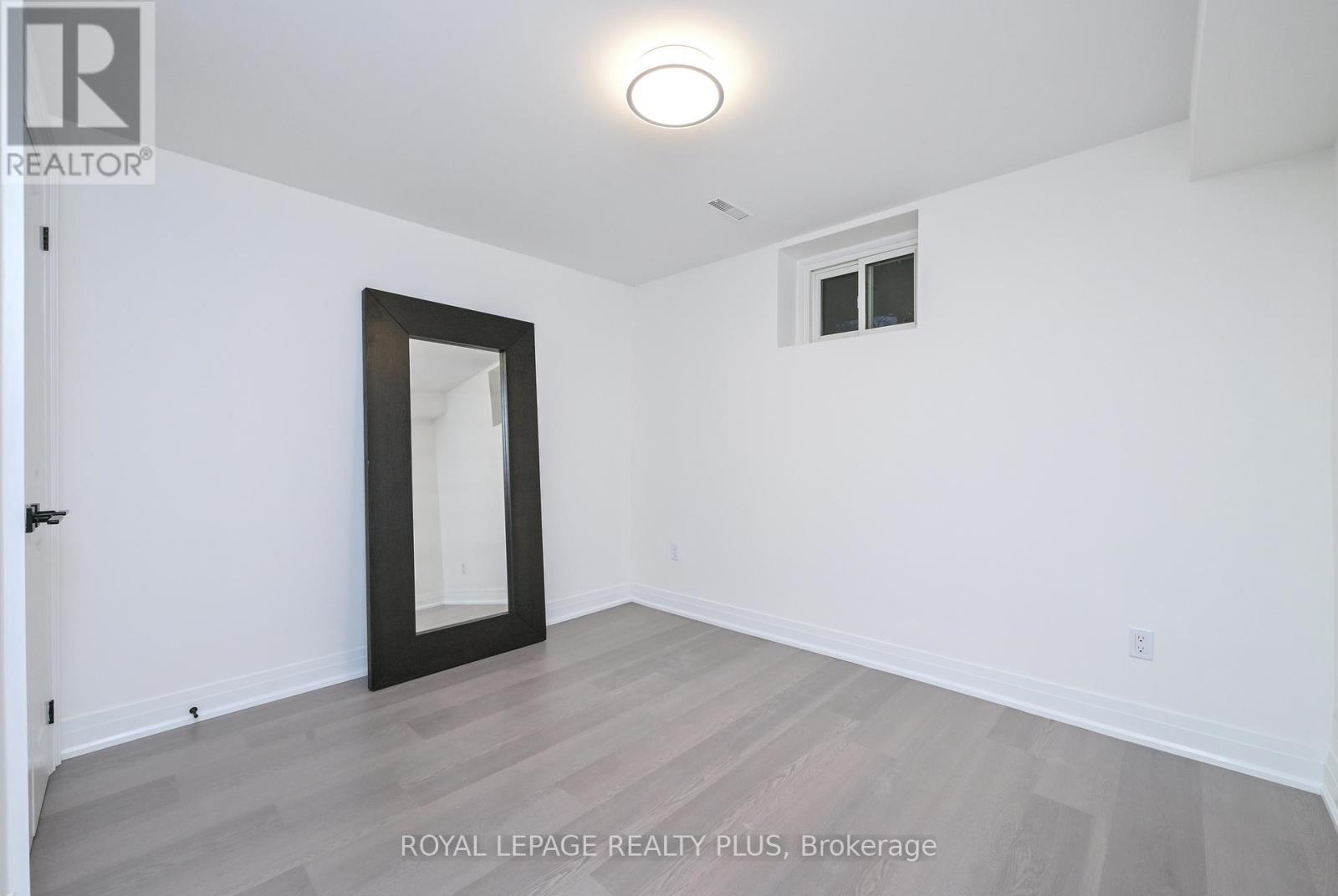 1316 Erinmore Drive, Mississauga, Ontario  L5C 1N7 - Photo 17 - W12702626