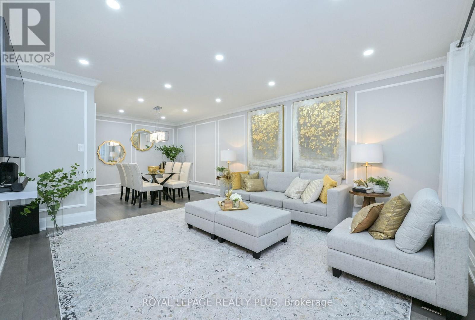 1316 Erinmore Drive, Mississauga, Ontario  L5C 1N7 - Photo 3 - W12702626