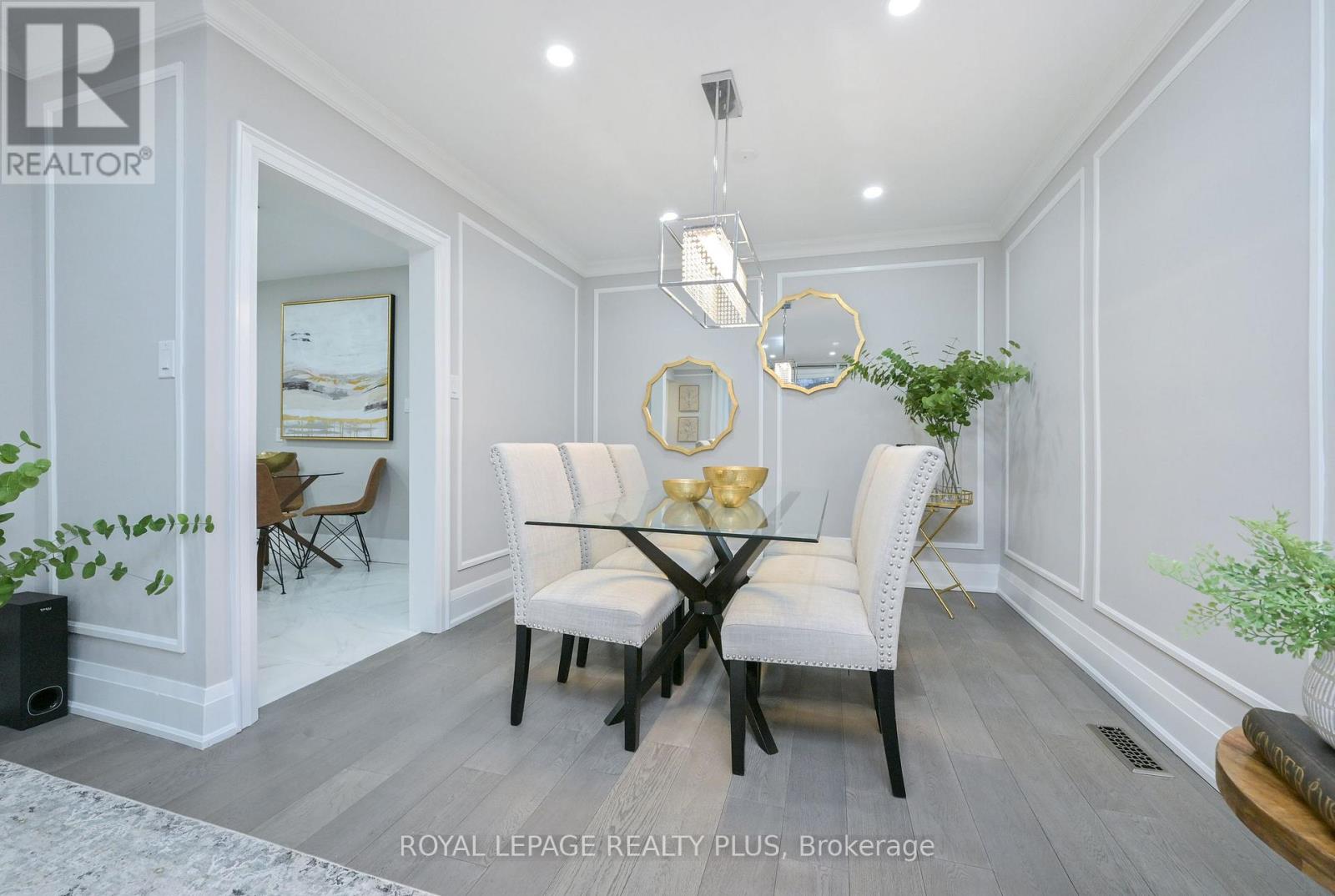 1316 Erinmore Drive, Mississauga, Ontario  L5C 1N7 - Photo 5 - W12702626