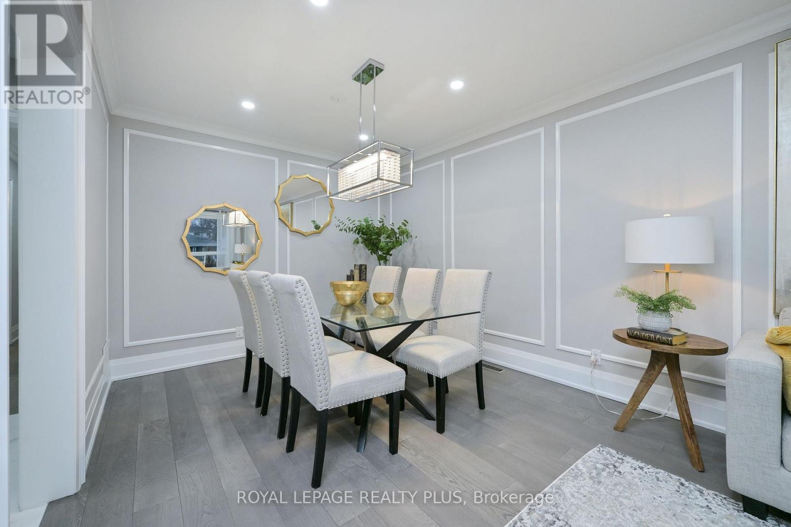 1316 Erinmore Drive, Mississauga, Ontario  L5C 1N7 - Photo 6 - W12702626