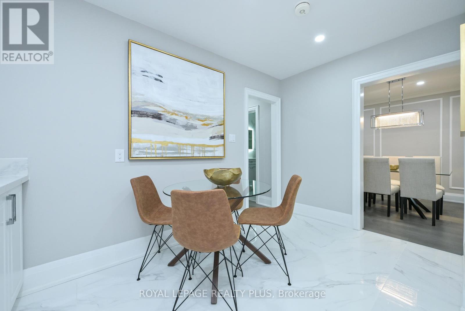 1316 Erinmore Drive, Mississauga, Ontario  L5C 1N7 - Photo 7 - W12702626