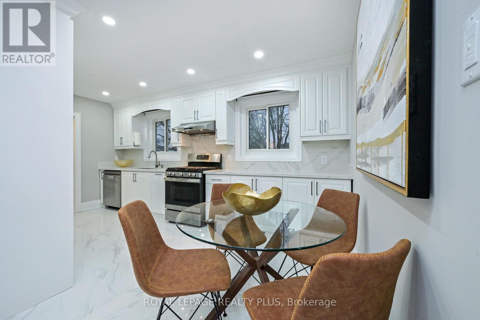 1316 Erinmore Drive, Mississauga, Ontario  L5C 1N7 - Photo 9 - W12702626