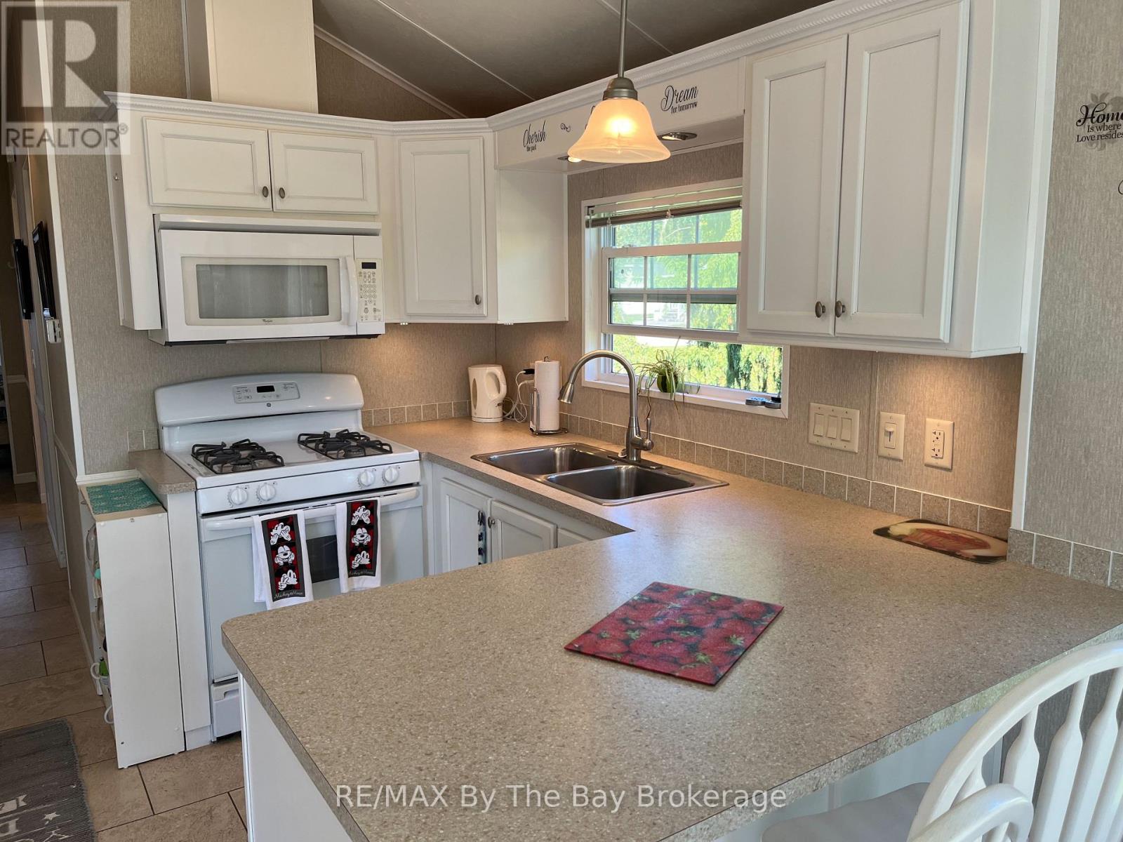 15 Kenora Trail, Wasaga Beach, Ontario  L9Z 1X7 - Photo 7 - S12702762