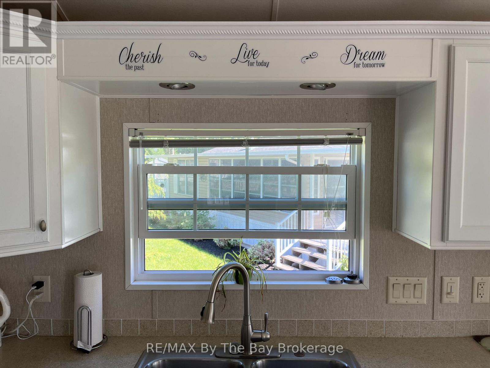 15 Kenora Trail, Wasaga Beach, Ontario  L9Z 1X7 - Photo 8 - S12702762