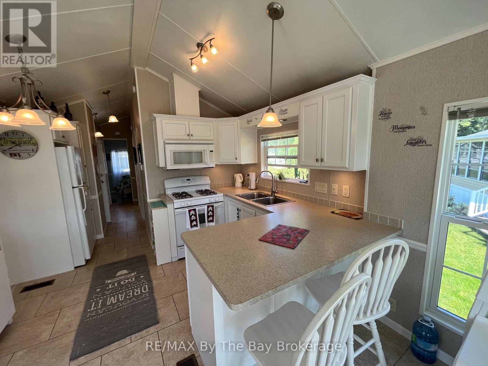 15 Kenora Trail, Wasaga Beach, Ontario  L9Z 1X7 - Photo 9 - S12702762