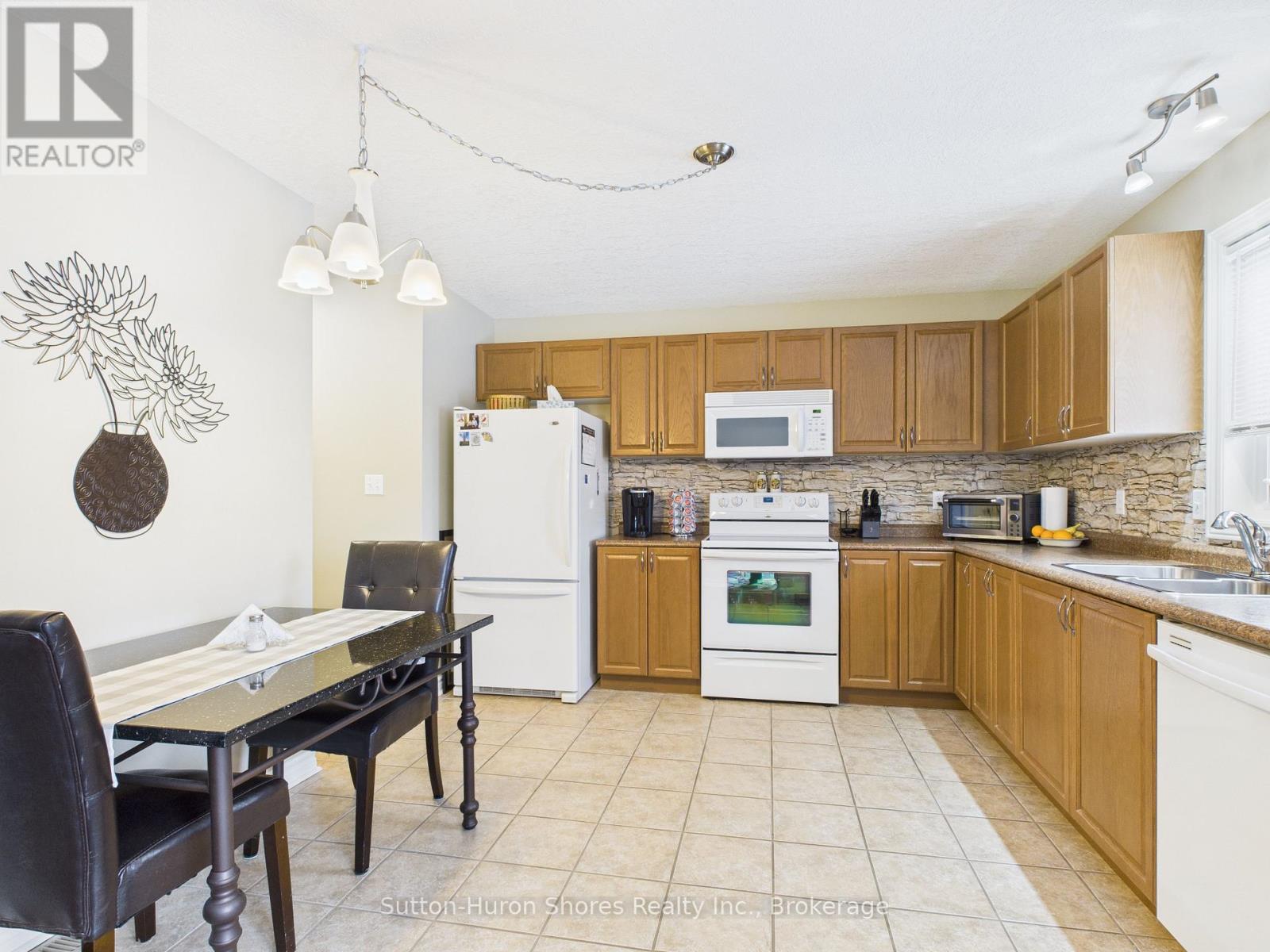 873 Sumpton Street, Saugeen Shores, Ontario  N0H 2C2 - Photo 13 - X12701612