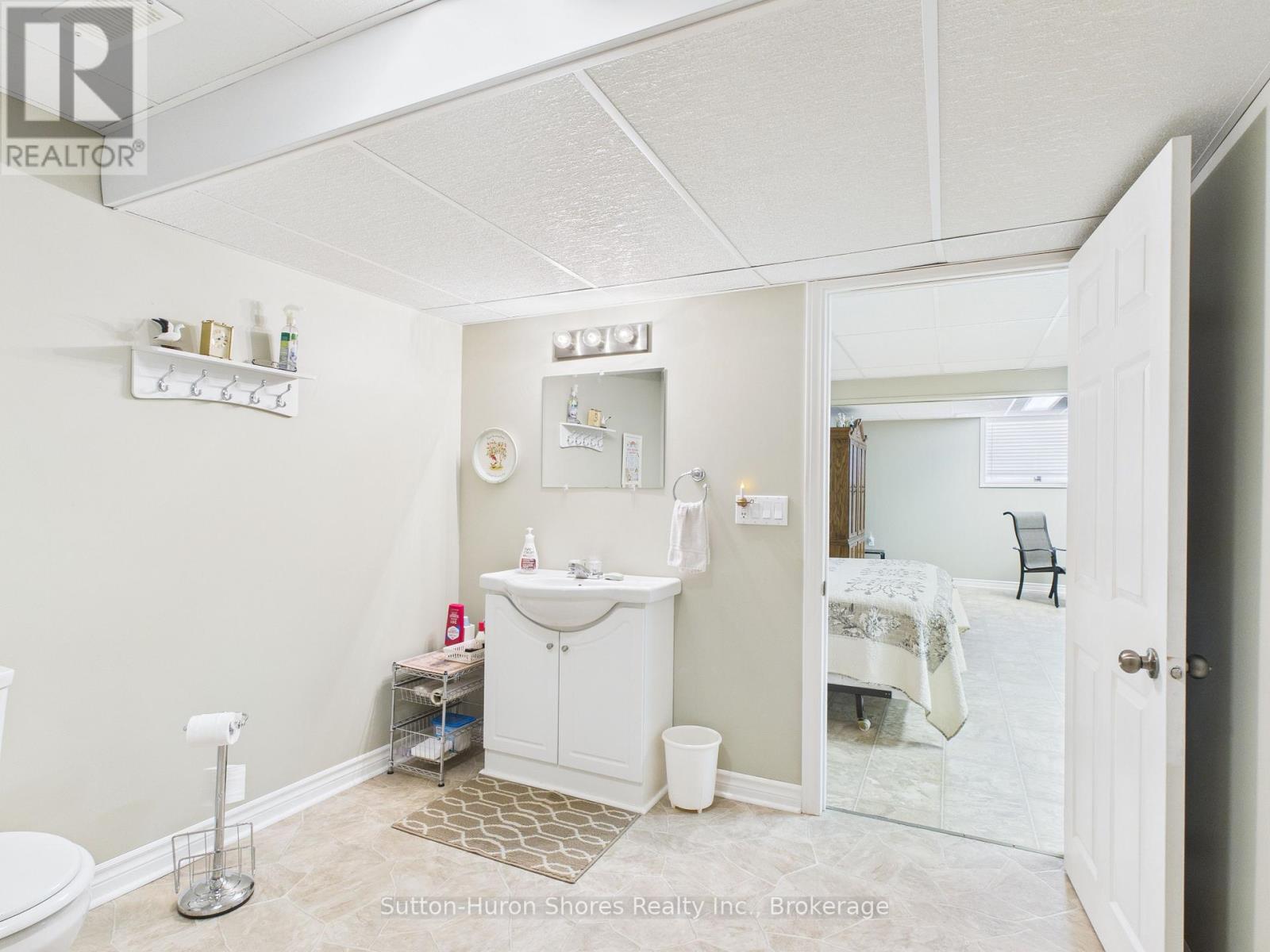 873 Sumpton Street, Saugeen Shores, Ontario  N0H 2C2 - Photo 35 - X12701612