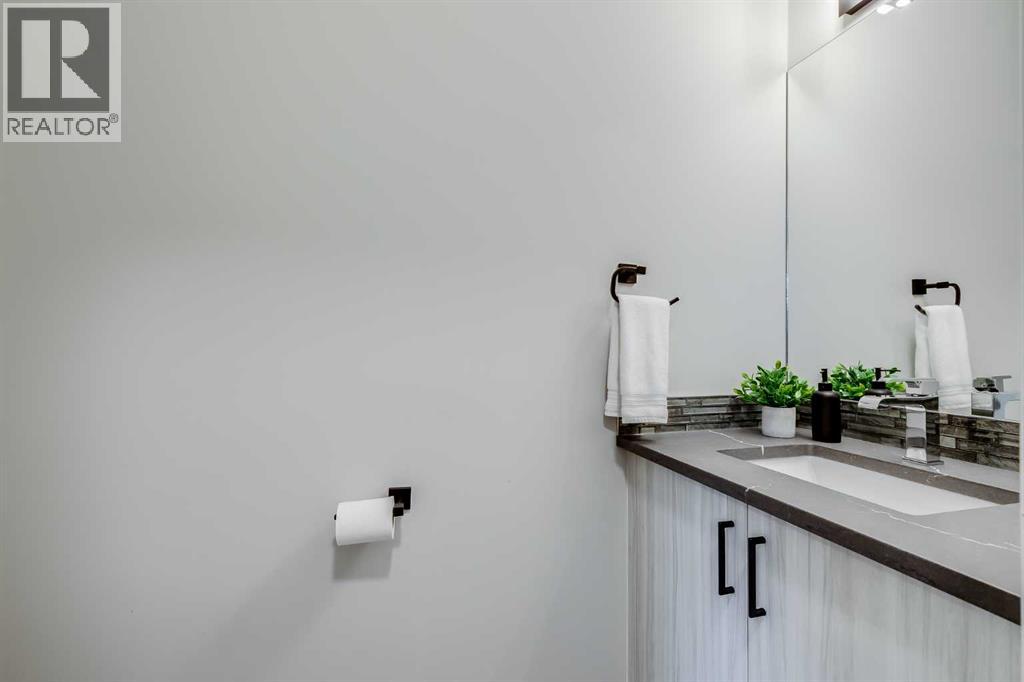 208 Fairways Bay Nw, Airdrie, Alberta  T4B 2P5 - Photo 7 - A2268218