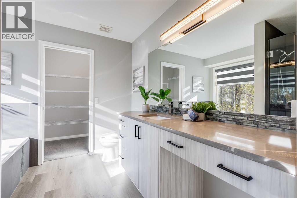 208 Fairways Bay Nw, Airdrie, Alberta  T4B 2P5 - Photo 21 - A2268218