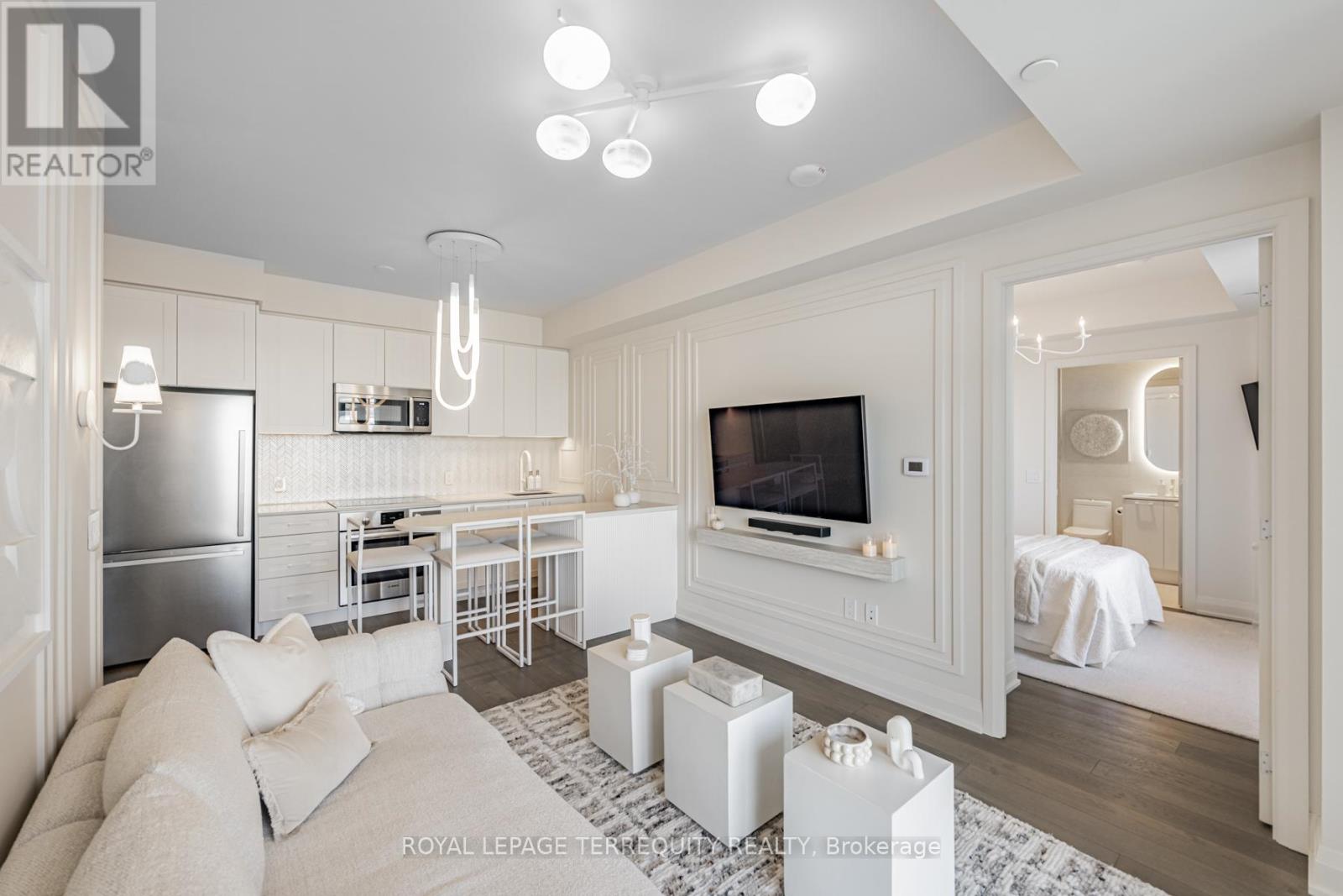 501 - 293 The Kingsway, Toronto, Ontario  M9A 0E8 - Photo 1 - W12702670