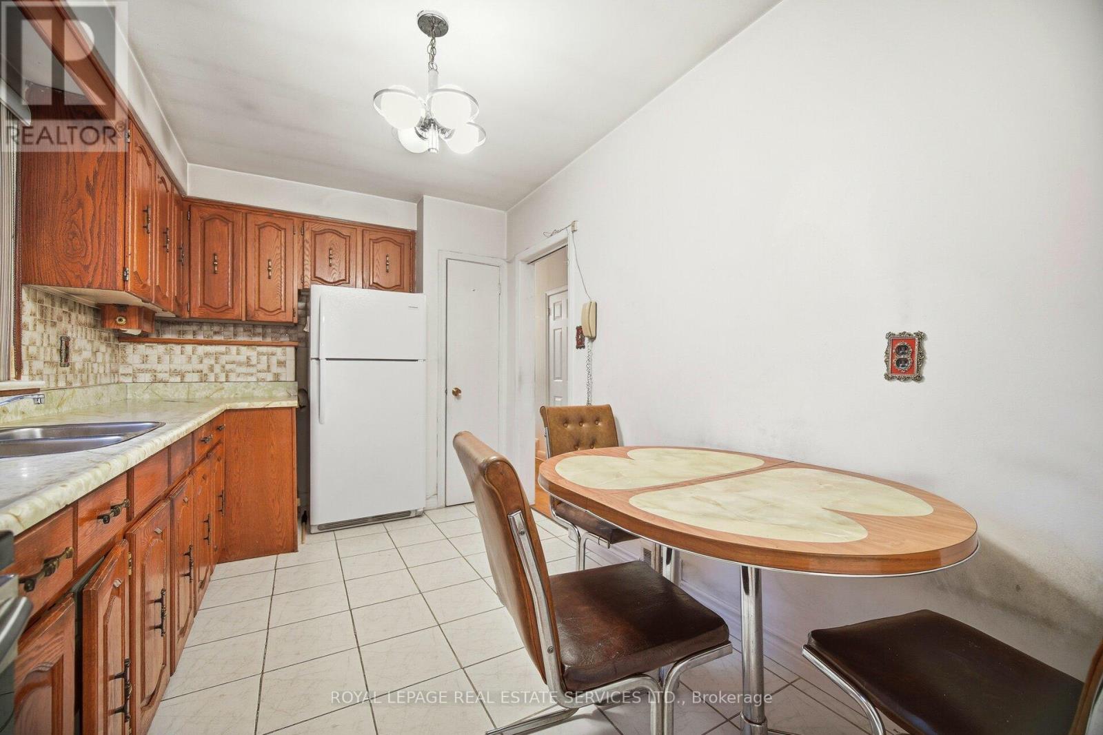 15 Stevenharris Drive, Toronto, Ontario  M9C 1T9 - Photo 10 - W12702714