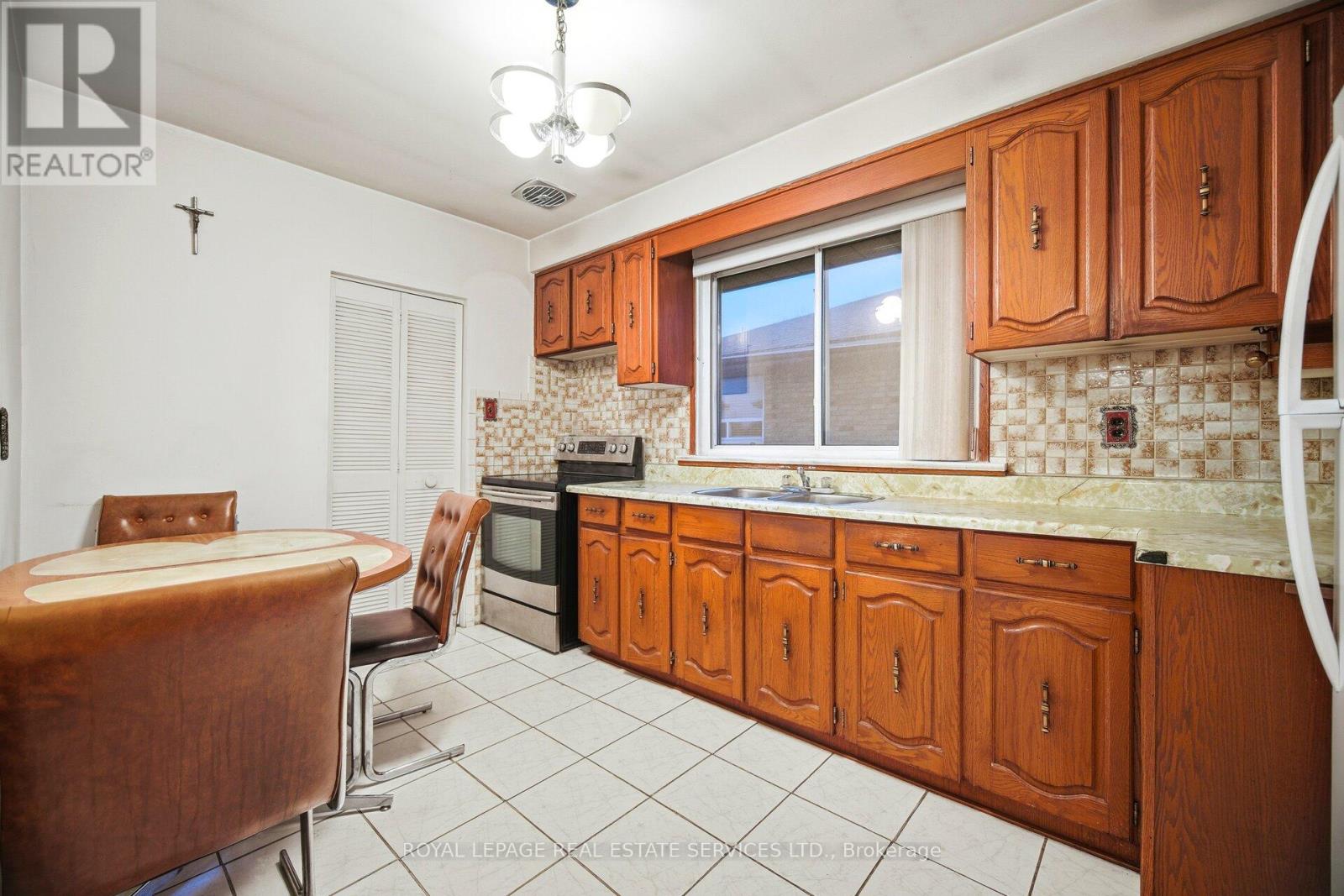 15 Stevenharris Drive, Toronto, Ontario  M9C 1T9 - Photo 11 - W12702714