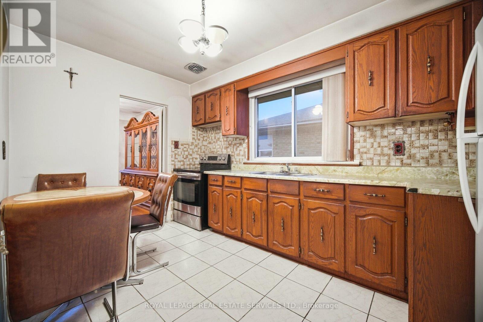 15 Stevenharris Drive, Toronto, Ontario  M9C 1T9 - Photo 12 - W12702714