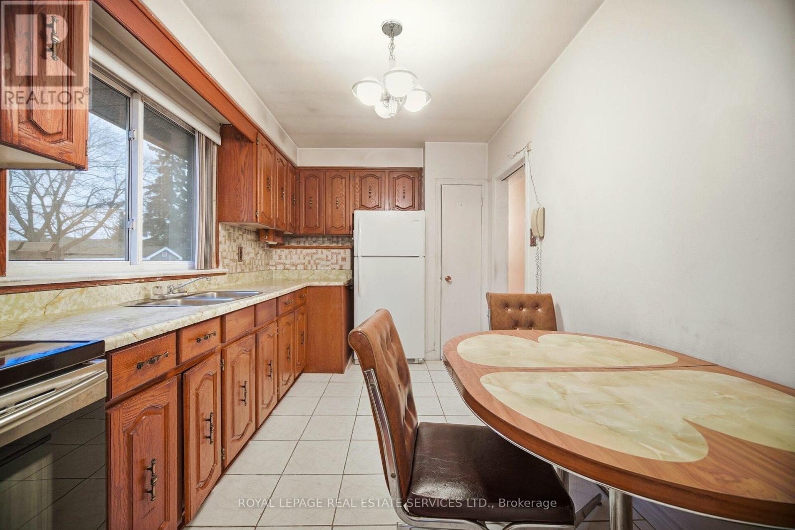 15 Stevenharris Drive, Toronto, Ontario  M9C 1T9 - Photo 9 - W12702714