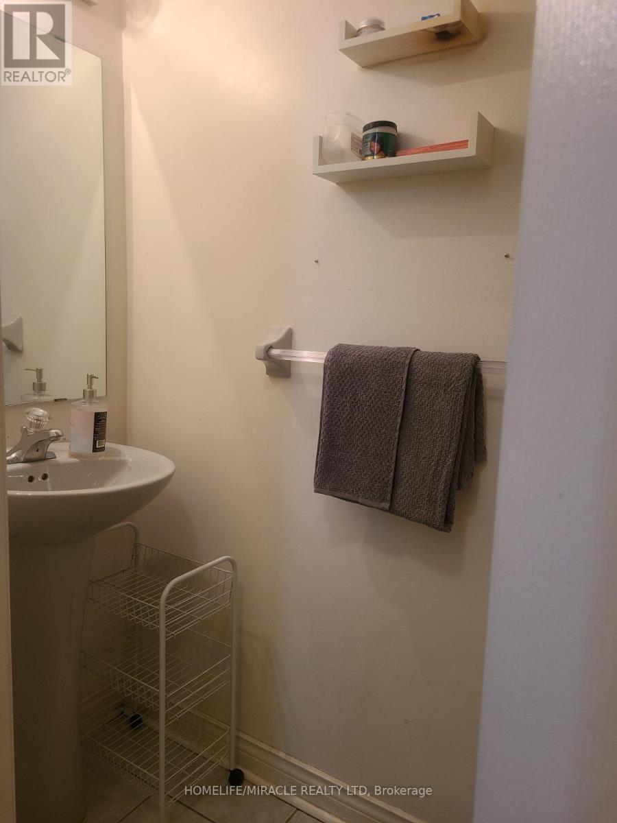 60 Panama Place, Brampton, Ontario  L6P 2G6 - Photo 11 - W12453377