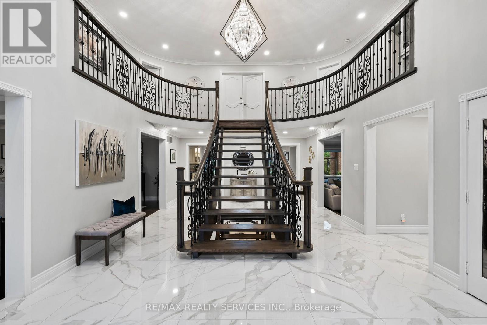 8 EVERGREEN AVENUE, Brampton, Ontario