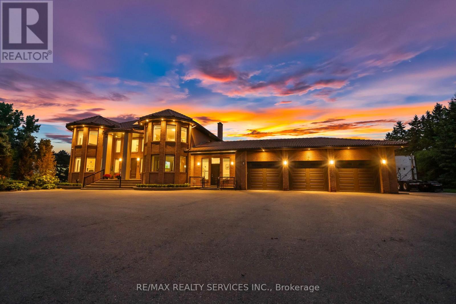 8 Evergreen Avenue, Brampton, Ontario  L6P 0R1 - Photo 2 - W12430460