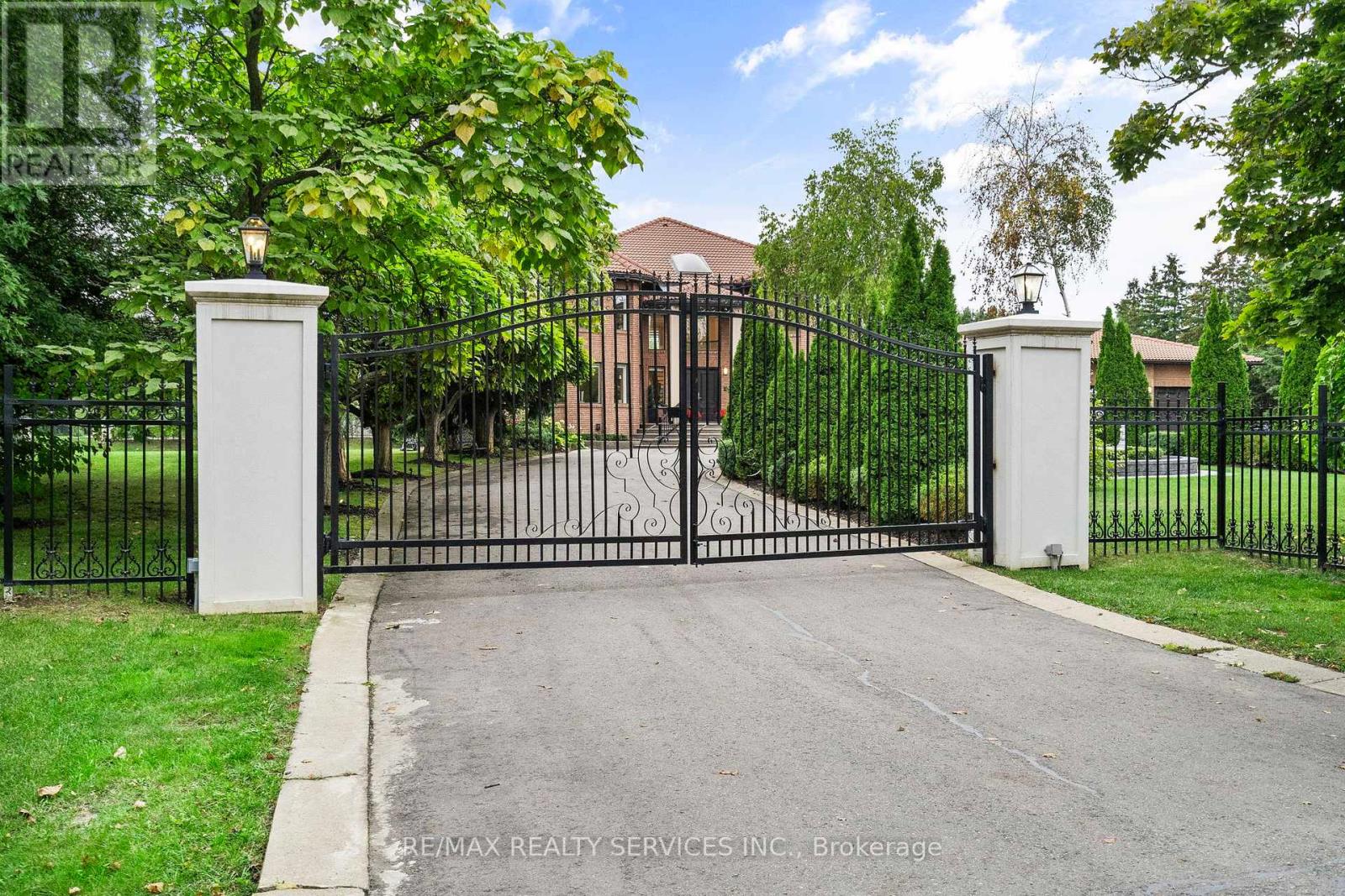 8 Evergreen Avenue, Brampton, Ontario  L6P 0R1 - Photo 4 - W12430460