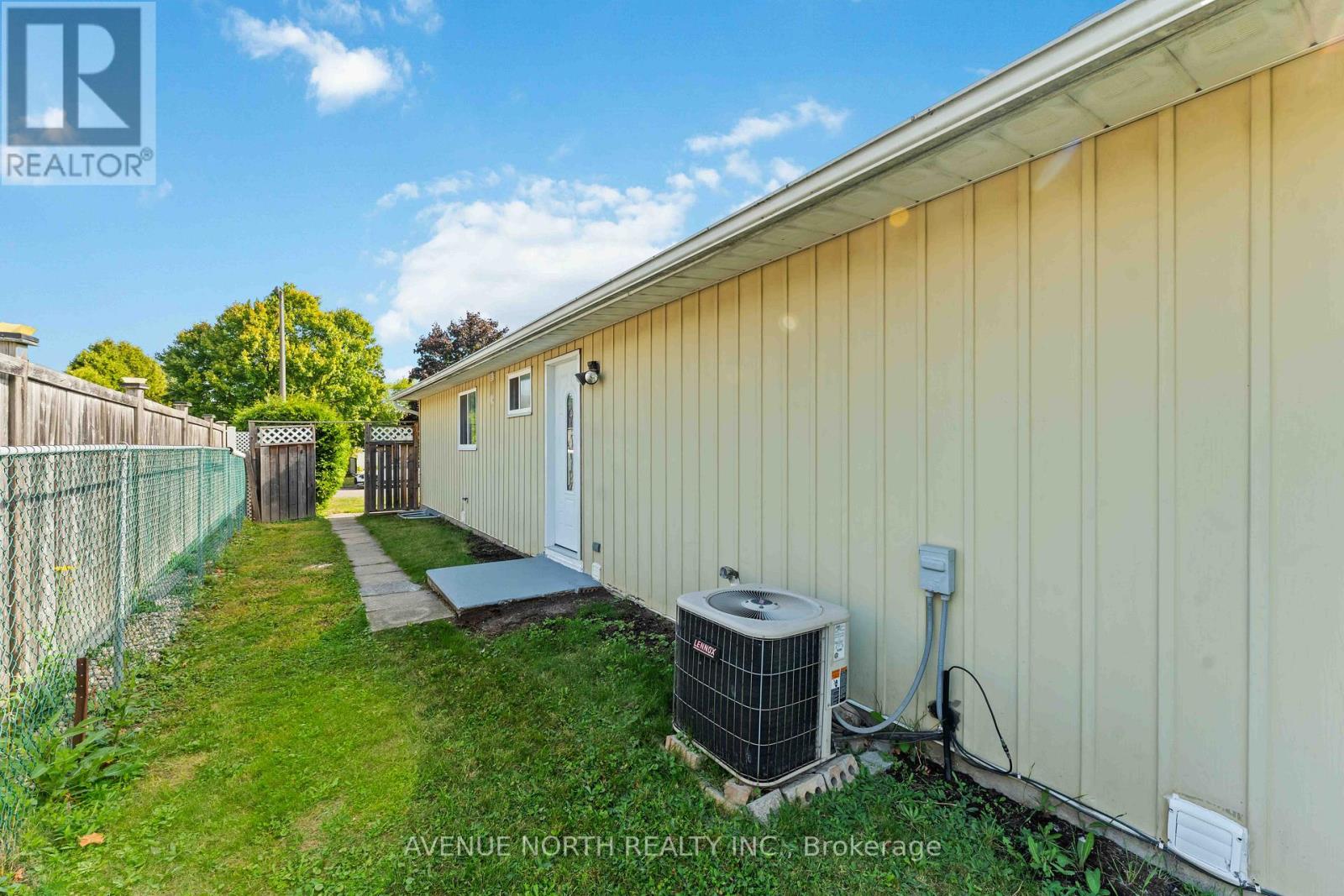 2178 Erinbrook Crescent, Ottawa, Ontario  K1B 4J4 - Photo 34 - X12702844