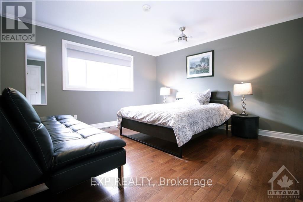 74 Seabrooke Drive, Ottawa, Ontario  K2L 2K5 - Photo 11 - X12702854