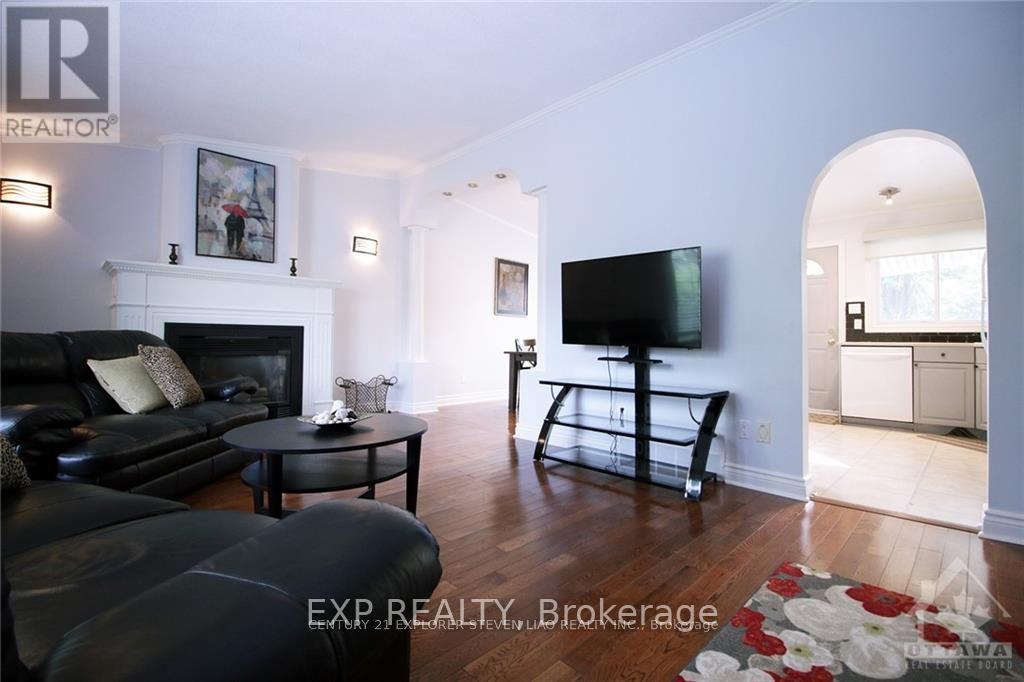 74 Seabrooke Drive, Ottawa, Ontario  K2L 2K5 - Photo 2 - X12702854
