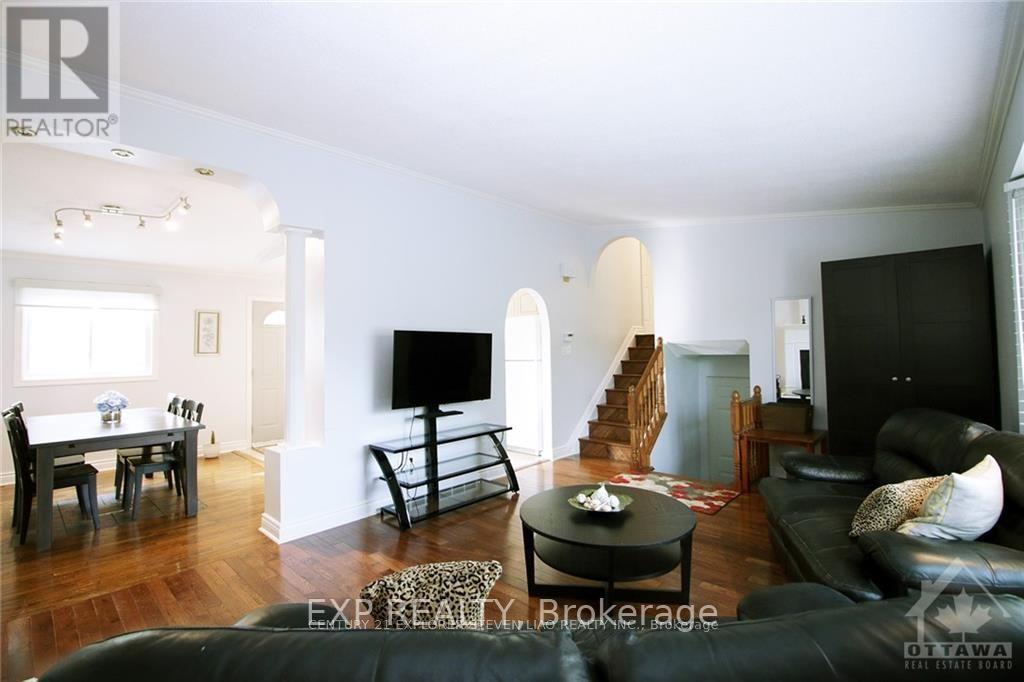 74 Seabrooke Drive, Ottawa, Ontario  K2L 2K5 - Photo 4 - X12702854