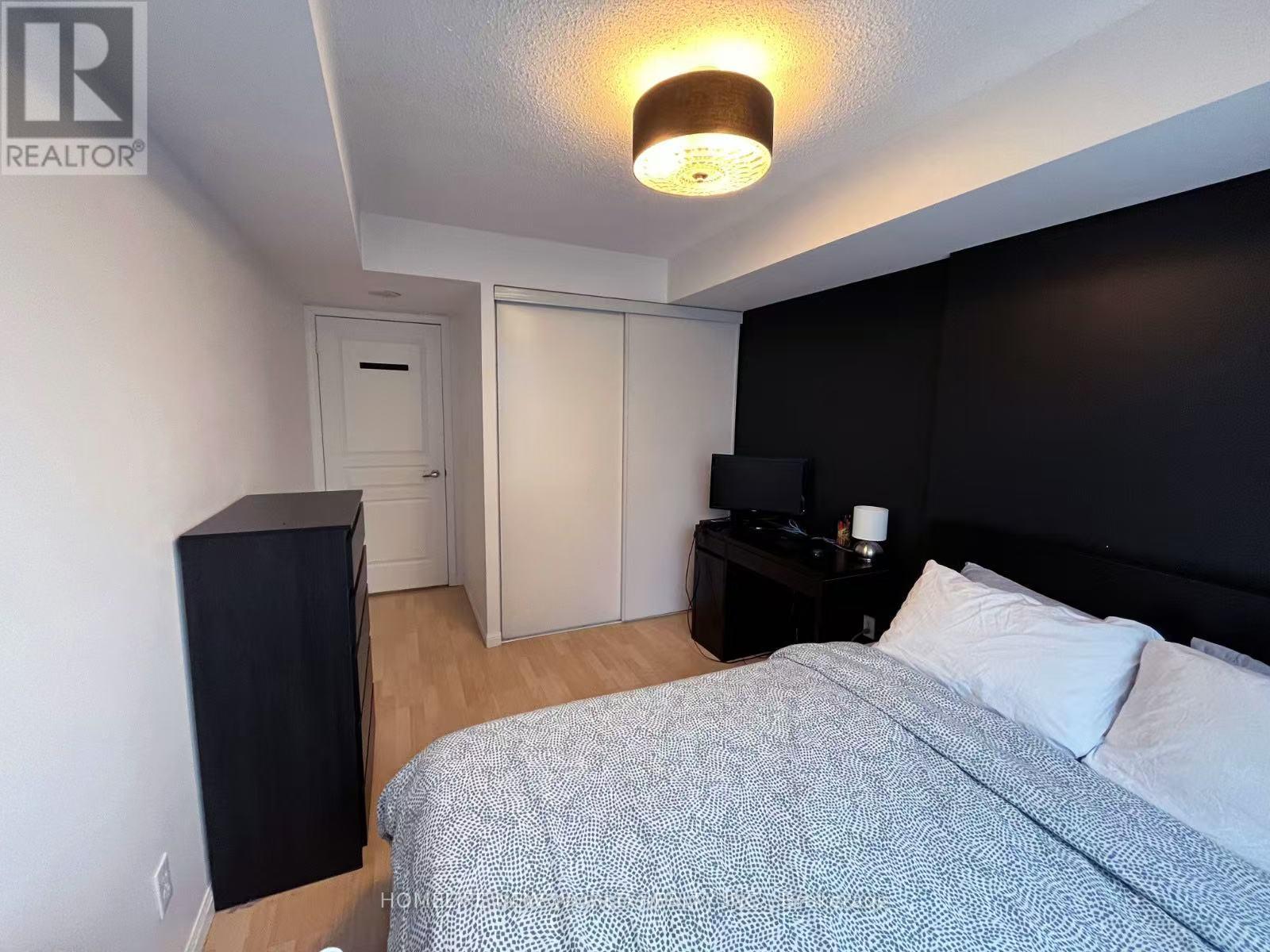 1406 - 140 Simcoe Street, Toronto, Ontario  M5H 4E9 - Photo 6 - C12703090