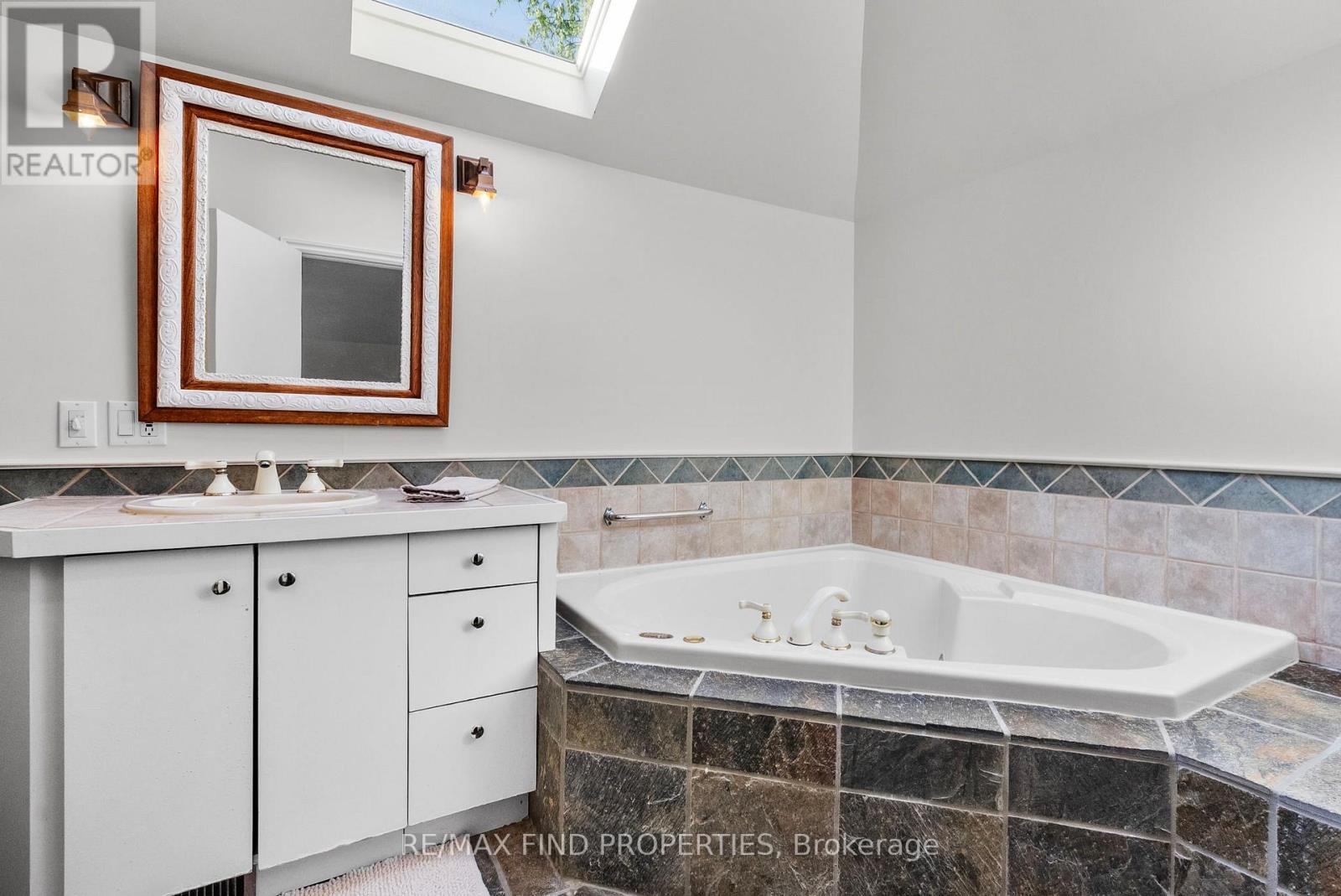 56 Edenvale Crescent, Toronto, Ontario  M9A 4A6 - Photo 31 - W12702882