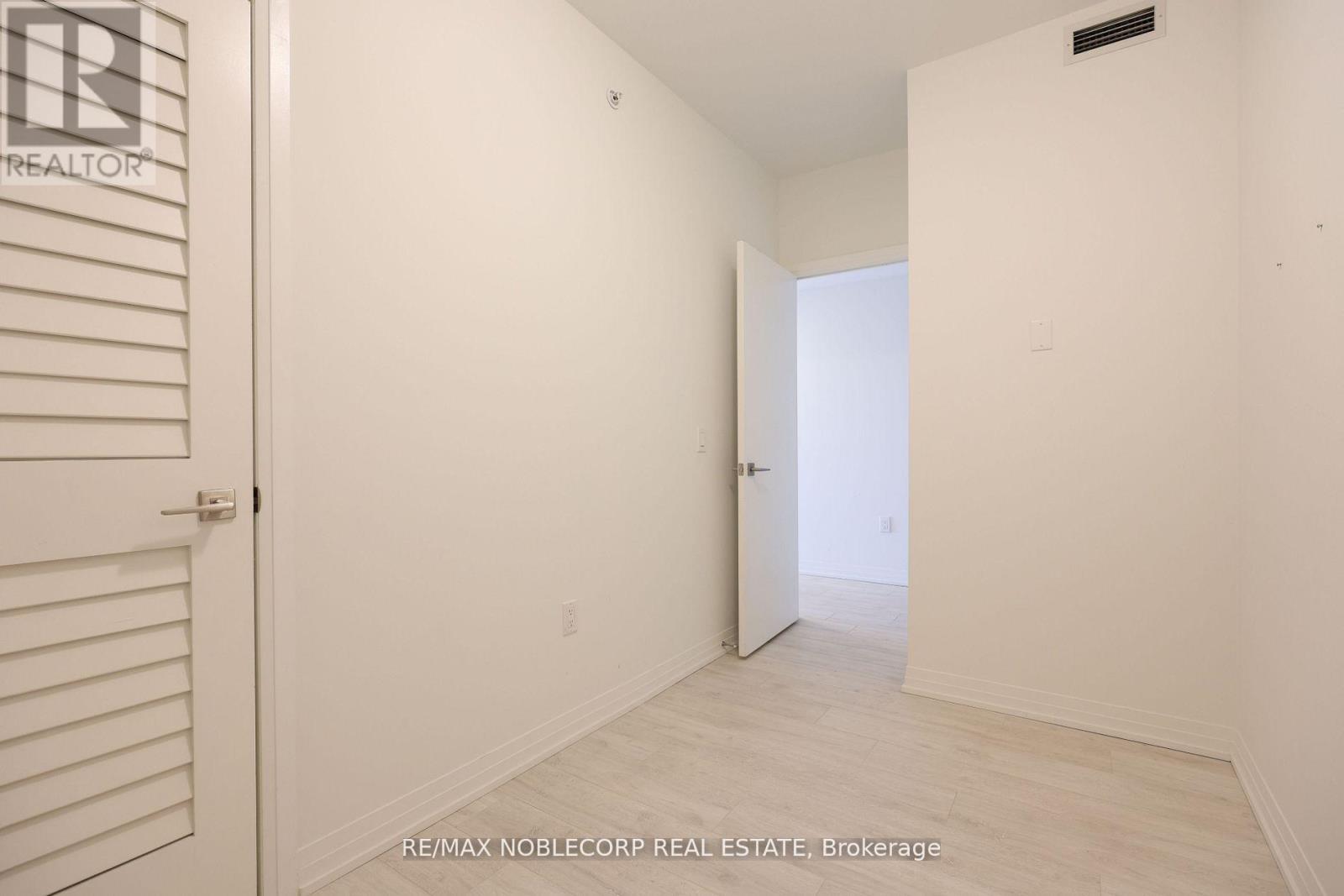 510 - 408 Browns Line, Toronto, Ontario  M8W 0C3 - Photo 4 - W12702910