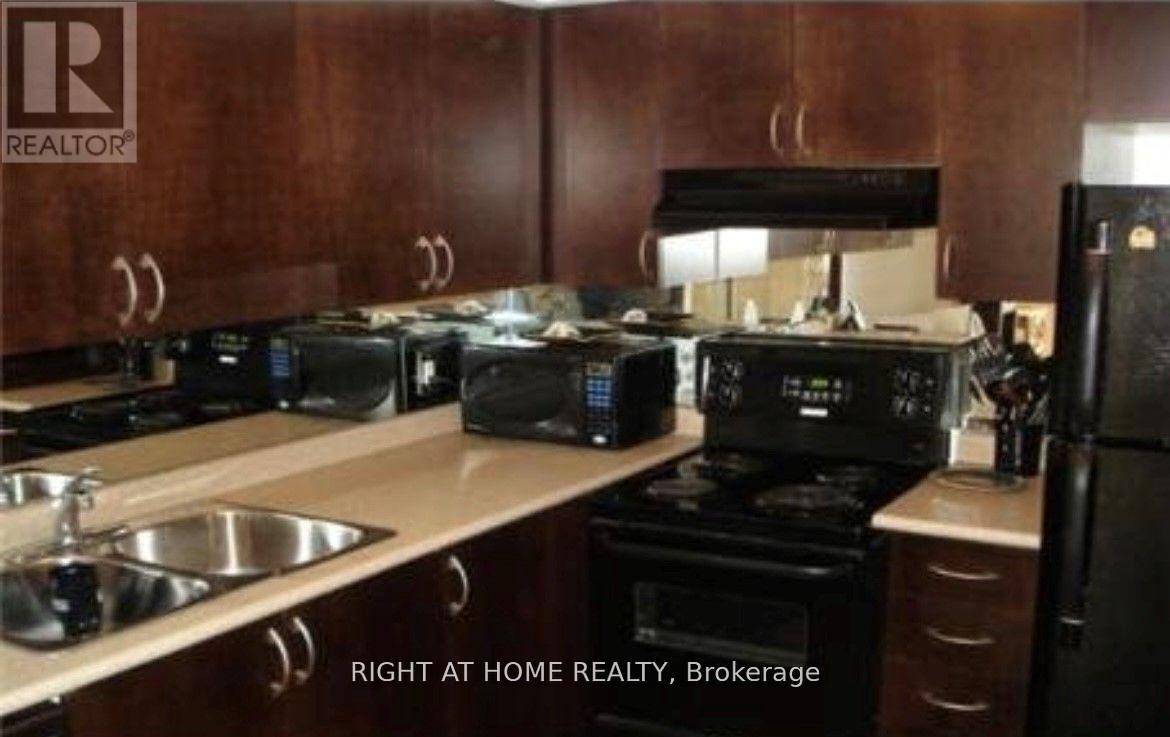 4975 Southampton Drive, Mississauga, Ontario  L5M 8E4 - Photo 6 - W12703054