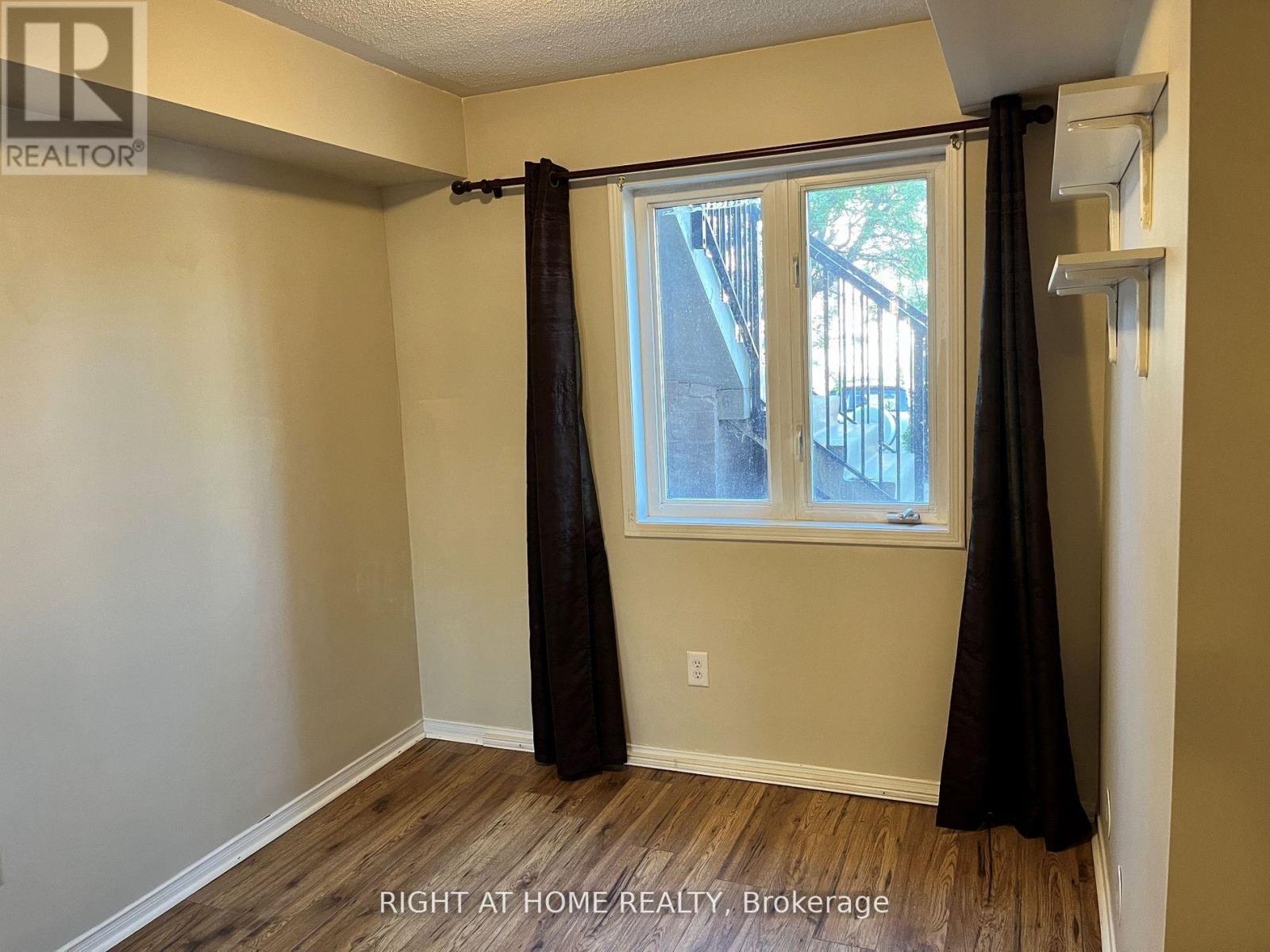 4975 Southampton Drive, Mississauga, Ontario  L5M 8E4 - Photo 8 - W12703054