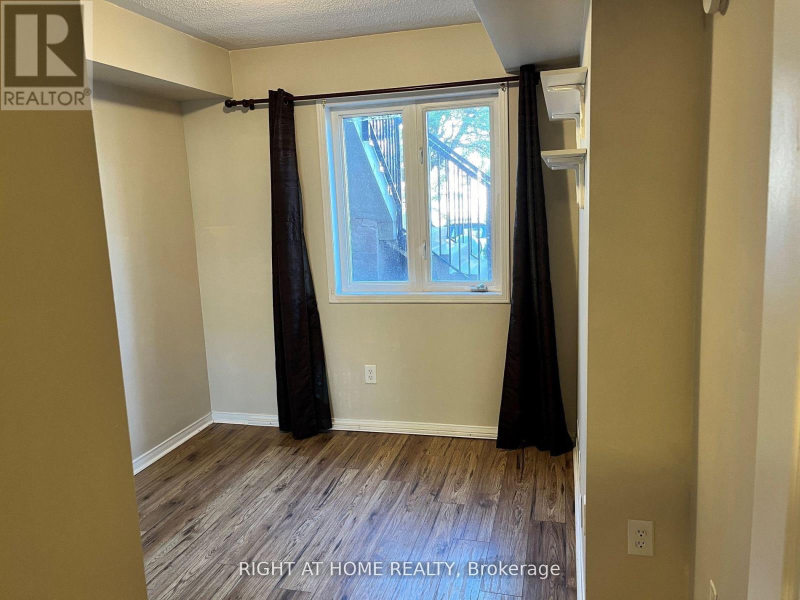 4975 Southampton Drive, Mississauga, Ontario  L5M 8E4 - Photo 9 - W12703054