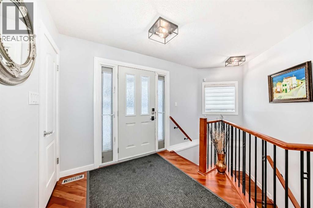 5135 48 Street Nw, Calgary, Alberta  T3A 0T2 - Photo 3 - A2278073