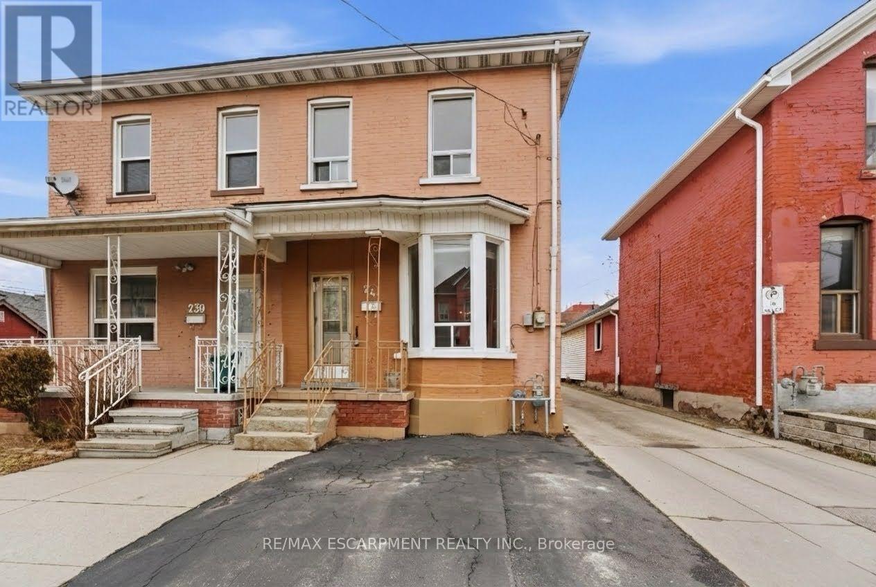 <div class="slider-price">$426,999</div><p>241 Robert Street, Hamilton, Ontario</p>