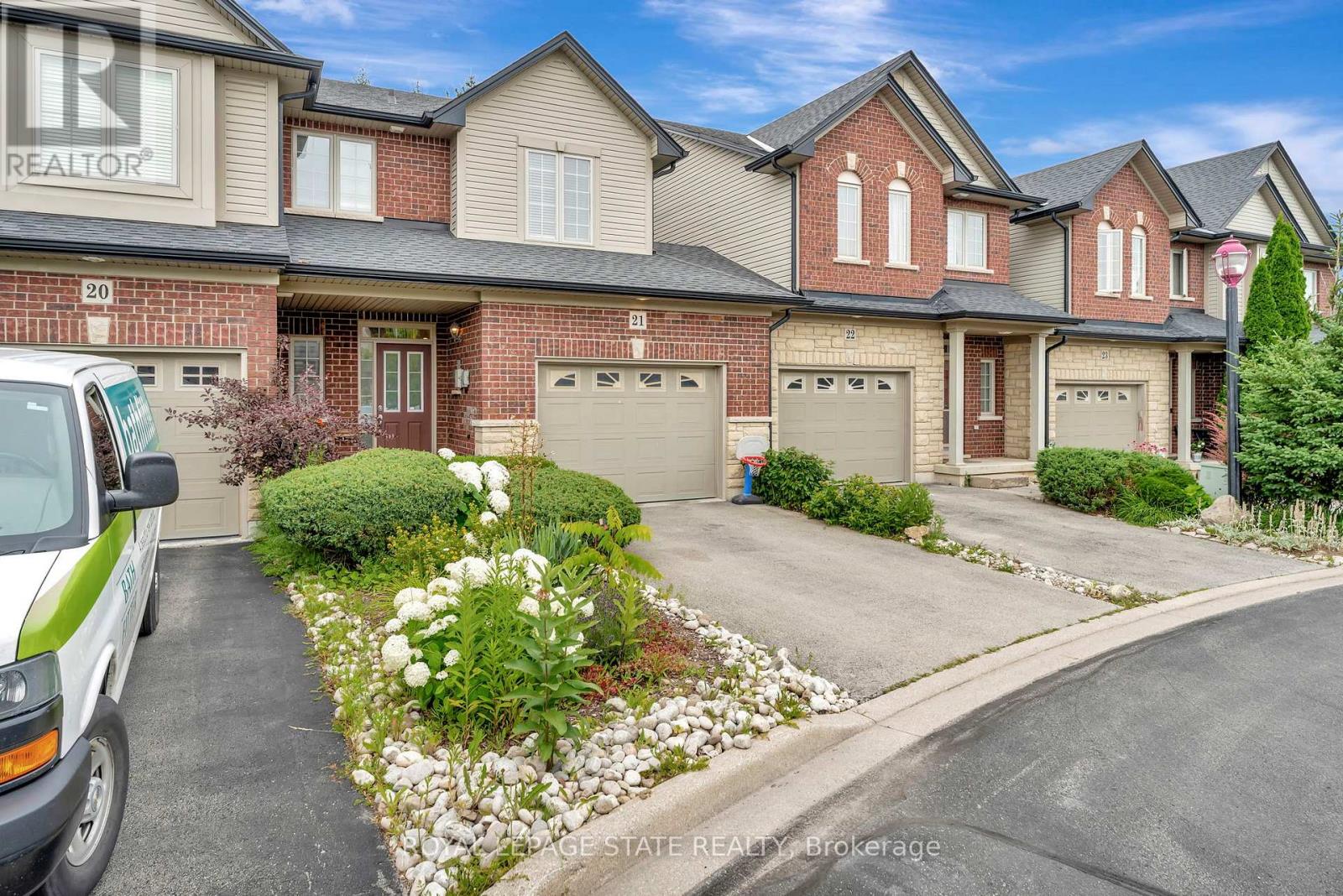 <div class="slider-price">$3,250 Monthly</div><p>21 - 400 Stonehenge Drive, Hamilton, Ontario</p>