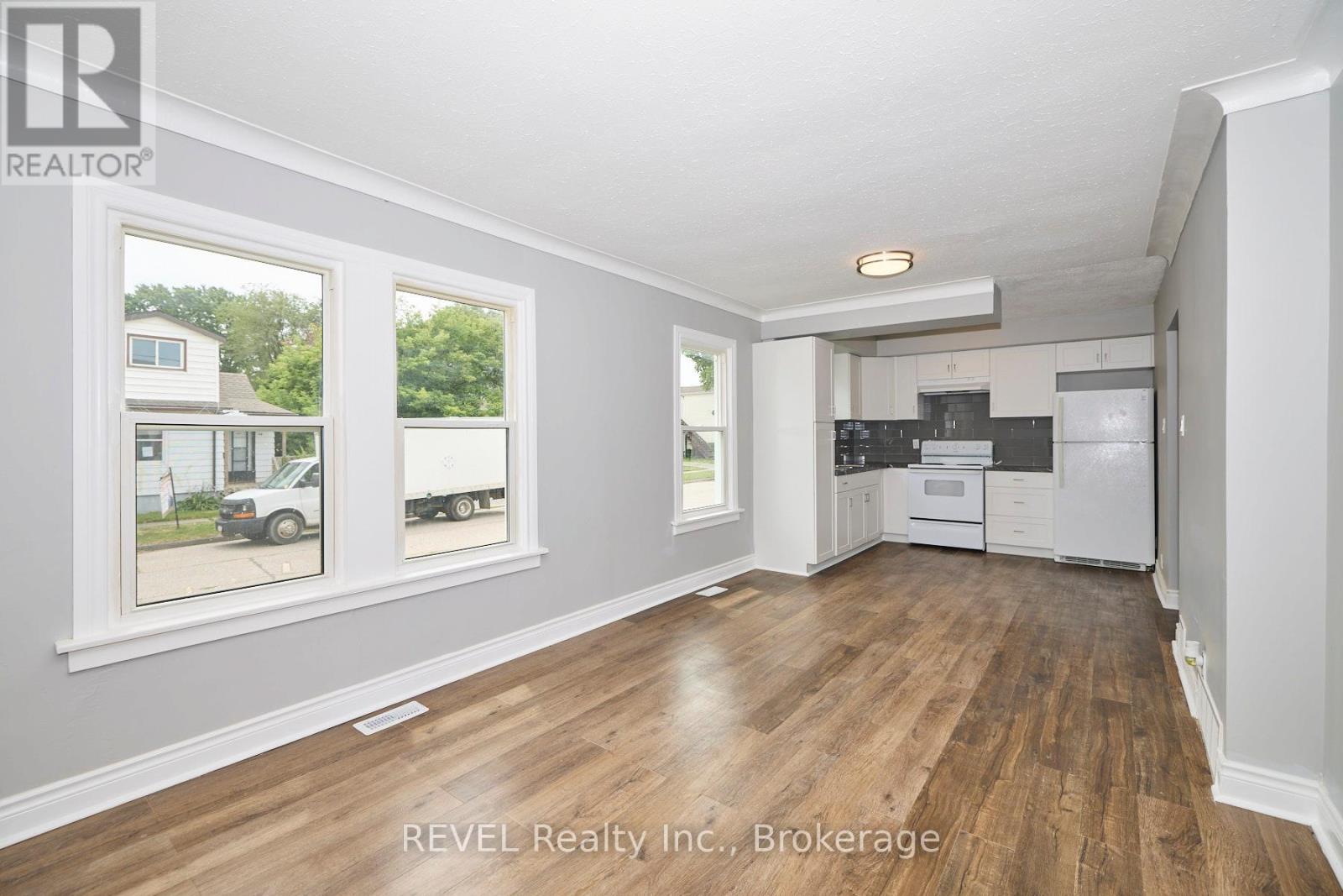 43 Cosby Avenue, St. Catharines (Facer), Ontario  L2M 5R7 - Photo 4 - X12703164