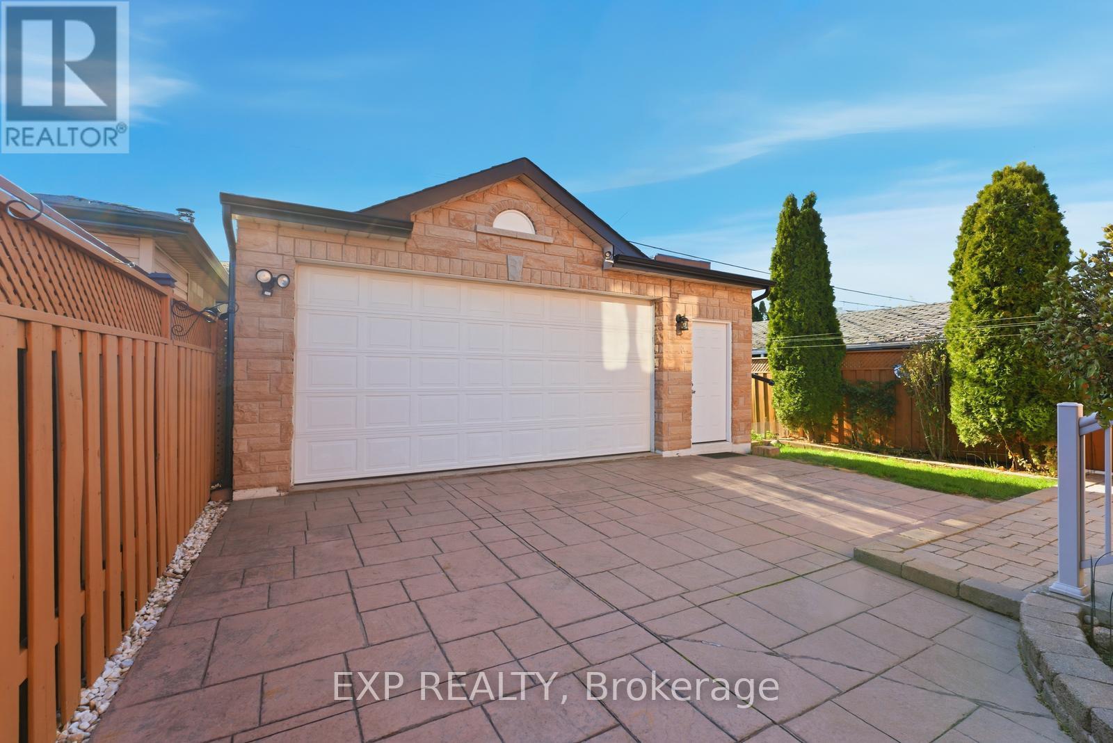 229 Dunraven Drive, Toronto, Ontario  M6M 1H8 - Photo 27 - W12703100