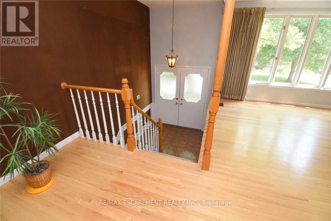 30 Terrace Drive, Hamilton, Ontario  L9A 2Y6 - Photo 2 - X12703096