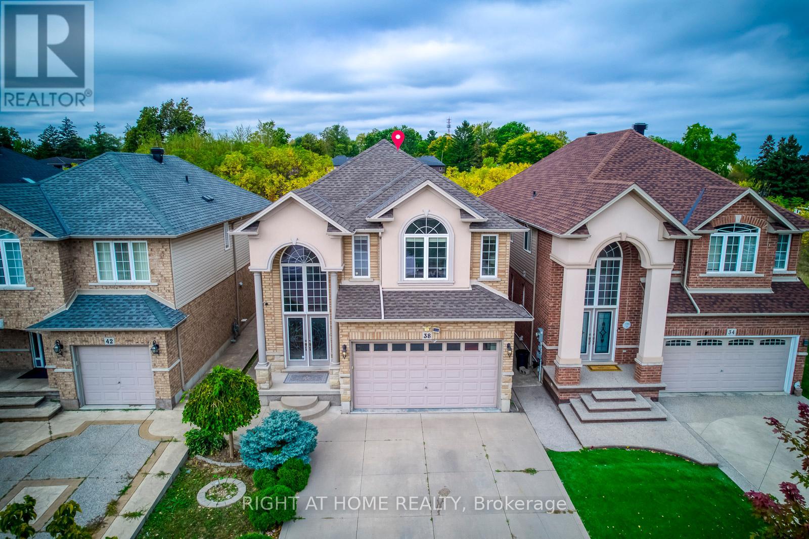 <div class="slider-price">$1,169,000</div><p>38 Assisi Street, Hamilton, Ontario</p>