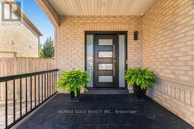 10 Cloverlawn Street, Brampton, Ontario  L7A 3X5 - Photo 3 - W12699420