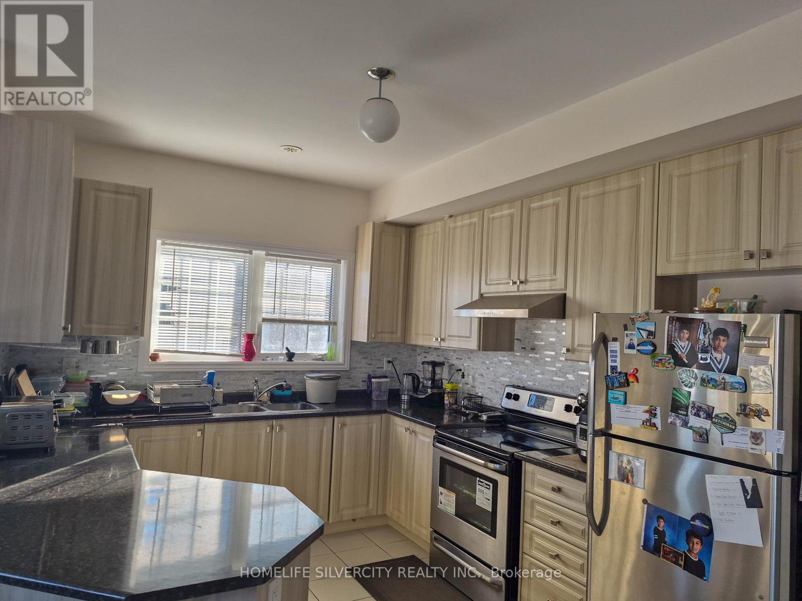 2 Abercove Close, Brampton, Ontario  L6Y 6E6 - Photo 4 - W12702812