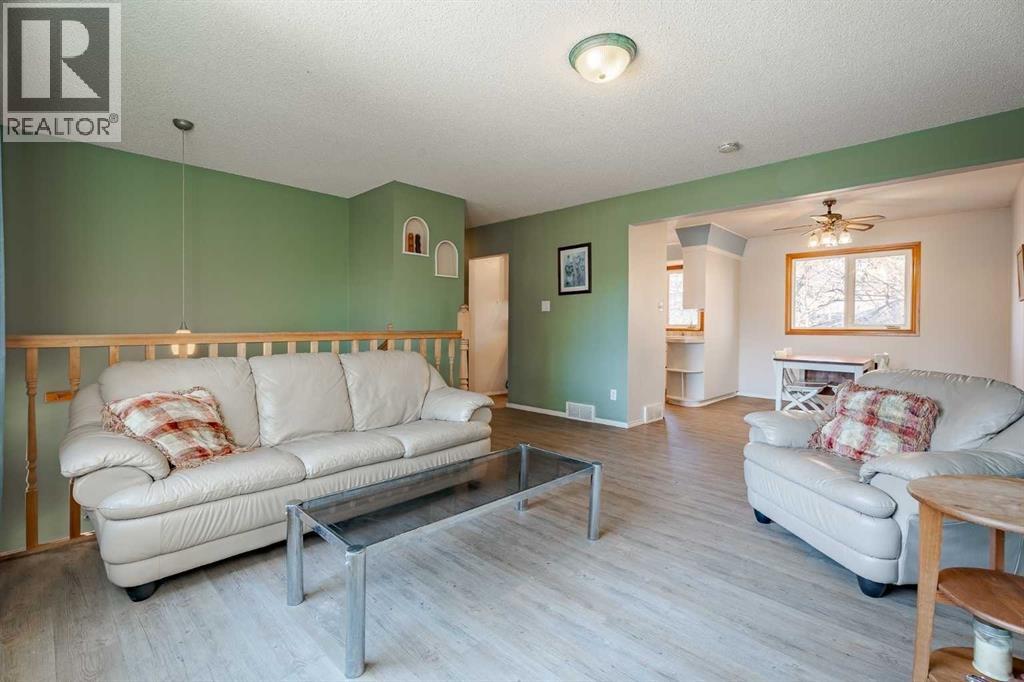 3152 Blakiston Drive Nw, Calgary, Alberta  T2L 1L8 - Photo 5 - A2279381